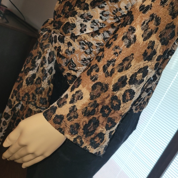 COPY - Newport News Small Leopard/Cheetah Print Tie Front/Drape Front Mesh Card… - Picture 4 of 13